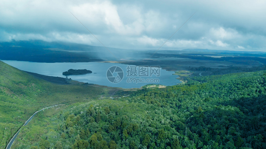 冬天美丽的汤加里罗公园与湖泊和森林的空中景象新西兰火山多于图片