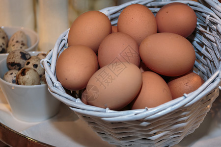 准备厨房团体白色小威克篮子里面的一群鸡蛋图片