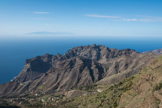 西班牙火山爬坡道LaGomera地貌景观克里夫和峡谷拉帕尔马岛位于背景之中图片