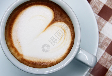 拿铁饮料一杯咖啡在白色碗里用心的图案在彩色背景上的一碗白里杯子图片