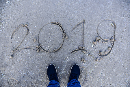 水海浪男人新年2019快乐站在海滩概念上的人图片