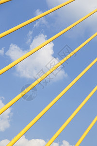 轨黄色的电线桥梁锚链黄色钢丝图片
