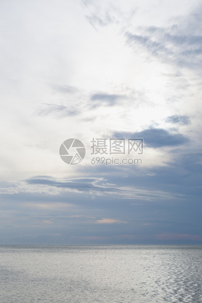 海景太阳落下之日的傍晚海和天空云彩支撑阳光图片