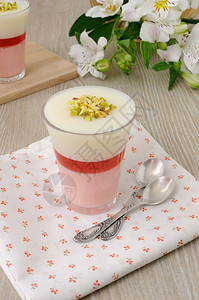 鞭打开心果折叠点亮和新鲜的草莓酸奶甜点配有菠萝图片
