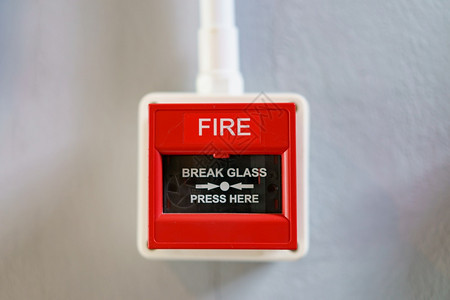按金属白色背景的红火警报盒焰图片