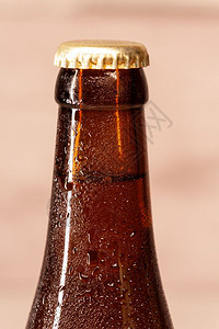 一瓶含胶囊的安柏啤酒白色寒冷庆祝图片