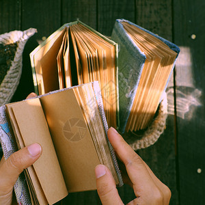 小型的覆盖礼物土制产品diy小克拉夫纸笔记本用旧裤子的书封面回收利用一套在晨光阳下具有古老风格的手册背景图片
