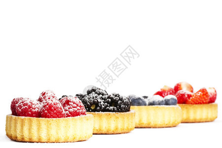 小吃荒野食物在白色的果前在莓糖面用茶布撒着甘蔗覆盖的草莓在白背景的野果面前用木盆撒着甘蔗覆盖的红莓图片