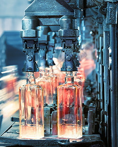 输送带行业玻璃厂生产过程中玻璃瓶的机器被染成蓝色生产过程中玻璃瓶的机器图片