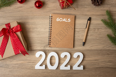 桌子改进记事本20年目标包括笔记本圣诞礼物和在木桌Xmas新年快乐决议列出开始战略和计划概念图片
