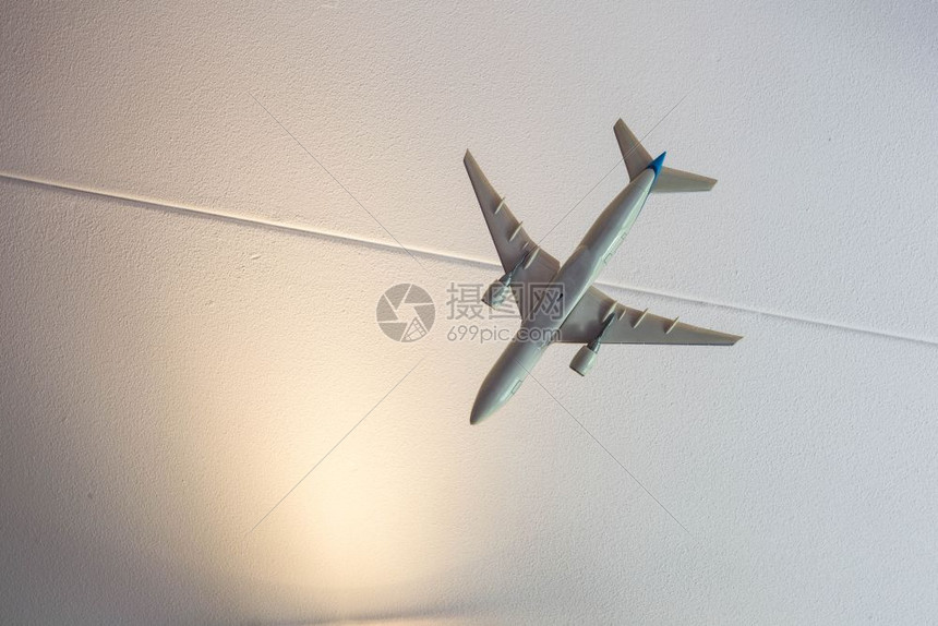 天空运输近身的玩具飞机挂在一所房屋内近身的玩具飞机挂在一座现代房屋内生活图片