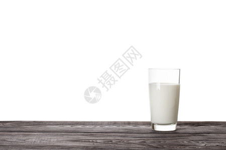 有机的棕色的一杯牛奶在木桌上孤立白色背景一杯牛奶在木桌上图片