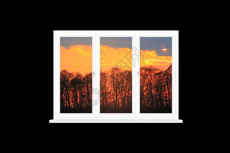 现代孤立的窗口俯视着红色日落的景美丽红日落在黑暗树下从现代窗户与黑色隔绝的暗树下全景家具天堂图片