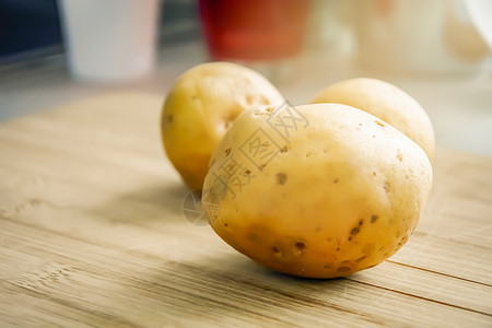 木制桌上生土豆的死活食物和健康概念碳水化合物根素食主义者农业图片