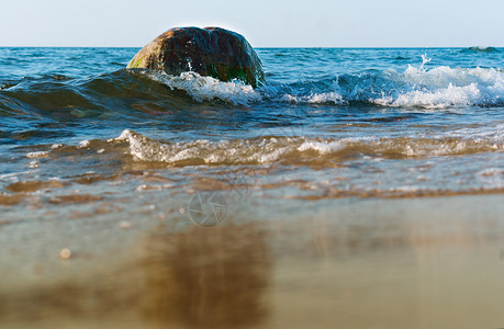 沙滩上的小石头海浪图片