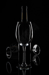 晚餐庆典酒瓶与杯隔离在黑色背景酒瓶与杯隔离在黑色背景液体图片
