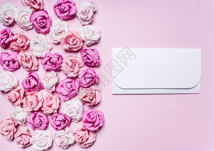 粉色的红背景白信封上面有色彩多的纸玫瑰装饰供ValentinersViewsDayFay边框使用爱老的背景图片