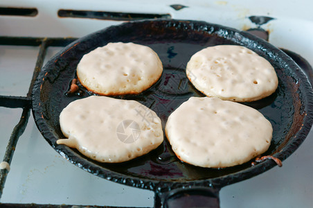 天平底锅煎饼烤自制蛋糕烤煎饼自制蛋糕传统的点图片