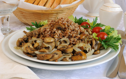 莴苣健康餐桌上配有蘑菇和洋葱的巴克麦粥卡路里图片