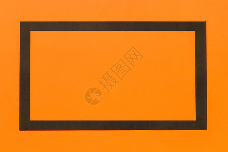 粗糙的空白黑色橙背景万圣节版图上的黑平纸框用于在亮橙色背景上模拟黑纸框的设计图片