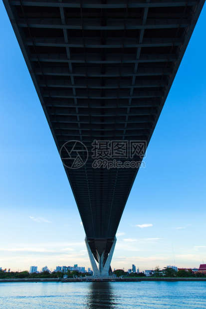 自然旅行横跨大水面的桥梁向蓝色天空反射城市大楼对面银行图片