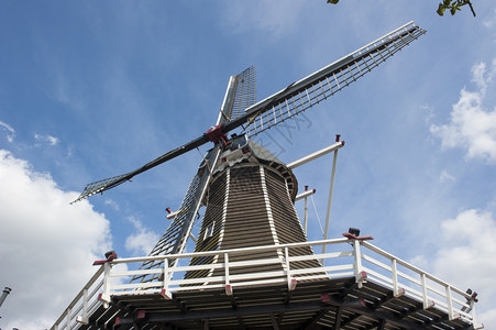 白色风车农村已恢复传统的荷兰木制风车从低角位置取走风景背景