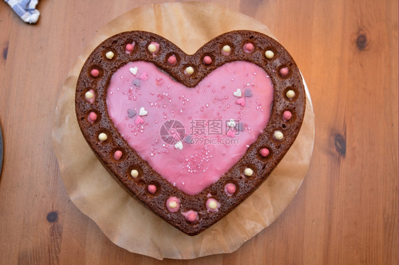 糕点粉色的带有装饰蛋糕心形结霜图片