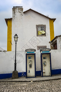 旅游文化屋中世纪葡萄牙城市奥比多斯的白面孔前电话箱呼叫图片