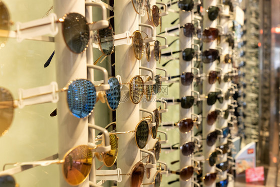 卖光学眼镜展出的太阳墨眼力现代的图片