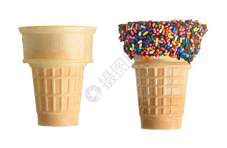 寒冷的小雨带巧克力冰淇淋甜锥和白背景上隔绝的喷洒香脆图片