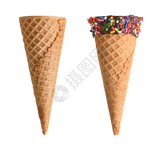 熔化带巧克力的冰淇淋甜锥和白背景上隔绝的喷洒一顿饭舀图片