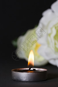黑色背景蜡烛和白玫瑰花忧郁痛哀悼图片