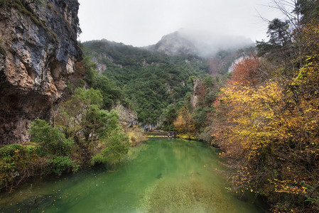 西班牙阿斯图里亚索米多自然公园的秋季风景河流落下旅行秋天图片