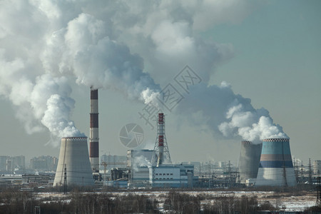 天空塔化学城市烟气和蒸汽中的空图片
