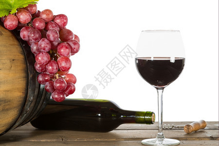 开瓶器波尔多一杯红酒加些葡萄和橡木桶品酒图片