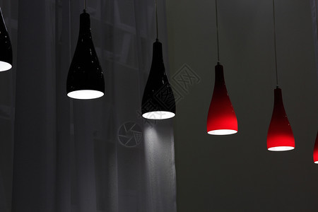 现代的发光建造黑色和红玻璃现代钢管灯图片