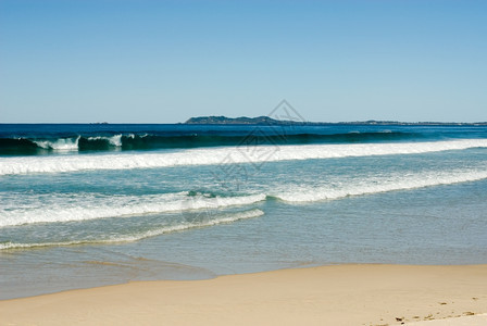 溅自然清除在澳大利亚北新南威尔士州不伦瑞克首府接近海岸线的波浪声图片