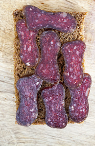 切猪肉香肠和黑面包在木板上特端风景小吃黑麦一种图片