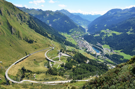 瑞士哥特哈德出入证和Airolo高山圣哥达车图片