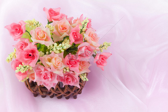 植物粉红背景的织木篮子中玫瑰假期浪漫图片