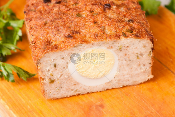 形式吃木板上碎火鸡的肉面包新鲜图片