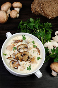 盘子勺养分奶油汤蘑菇泥和鸡肉片图片