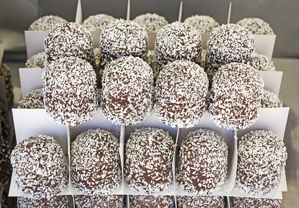 假期饼干街头市场中带有椰子的巧克力糖果臭鼬图片