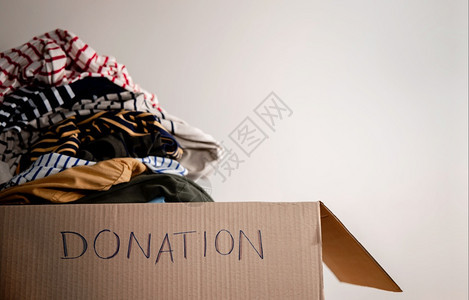 准备捐赠概念将旧衣服制成一个捐赠箱着重文字培养随意的图片