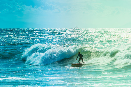 绿色卡片人们在法国海上骑着浪的极端冲者图片
