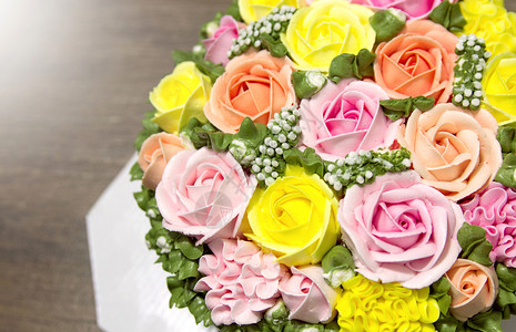 华丽的美食甜点带鲜花的生日蛋糕图片