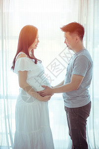 期待婴儿出生的年轻夫妇图片