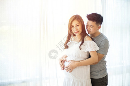 期待婴儿出生的年轻夫妇图片