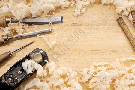 复古的木工或制作背景及复件间距老木制工具和关于作场所木制艺和手程概念的木材剃须平铺刨花金属图片