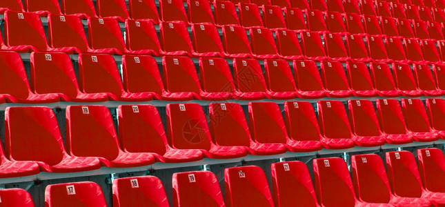 临时论坛上的折叠红色塑料椅临时论坛上的折叠红色塑料椅锦标赛排图片